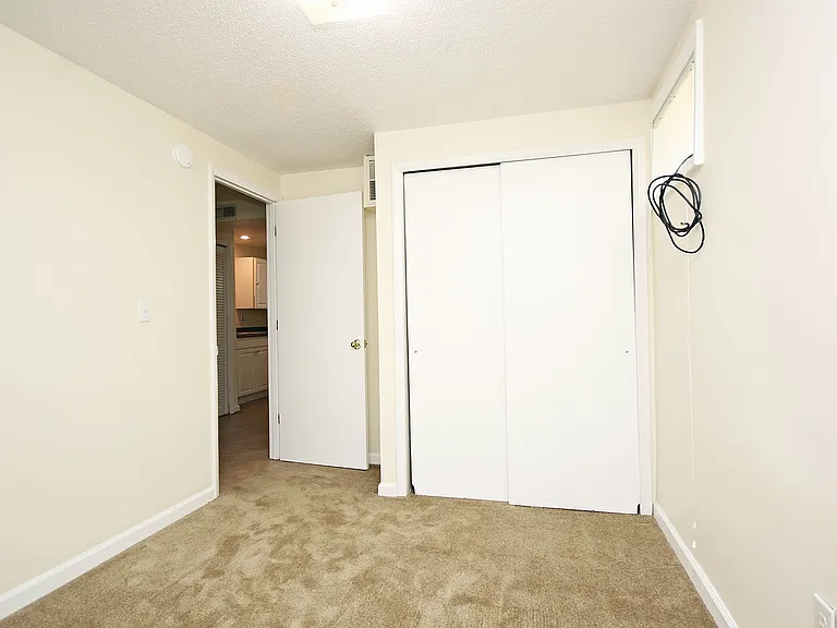 113 Stratford Ct #B — Photo 7