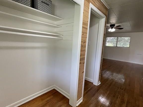 4th image of 1004 Oak Dr