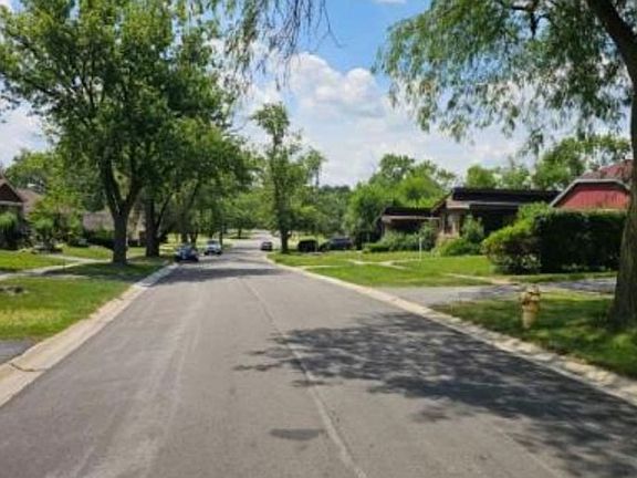 Exterior Neighborhood (street photo)