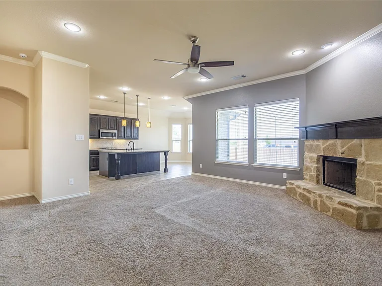 637 Peach Ln — Photo 4