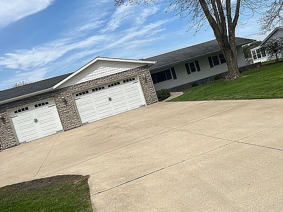 3rd image of 657 Eiker Dr