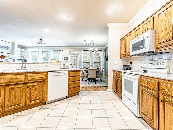 3rd image of 1 W Timbercrest Pl