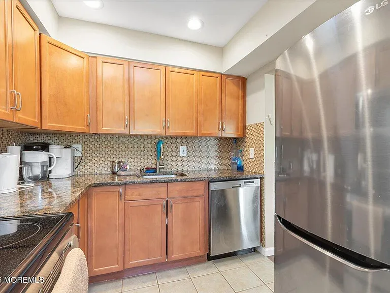 119 Avery Ave #J27 — Photo 8