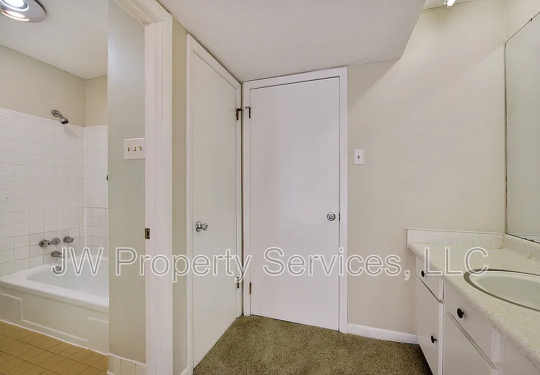 309 Lilac St — Photo 9