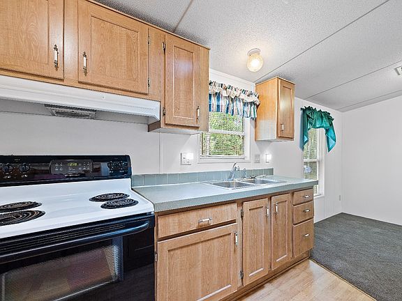 3rd image of 984 NE 765th St