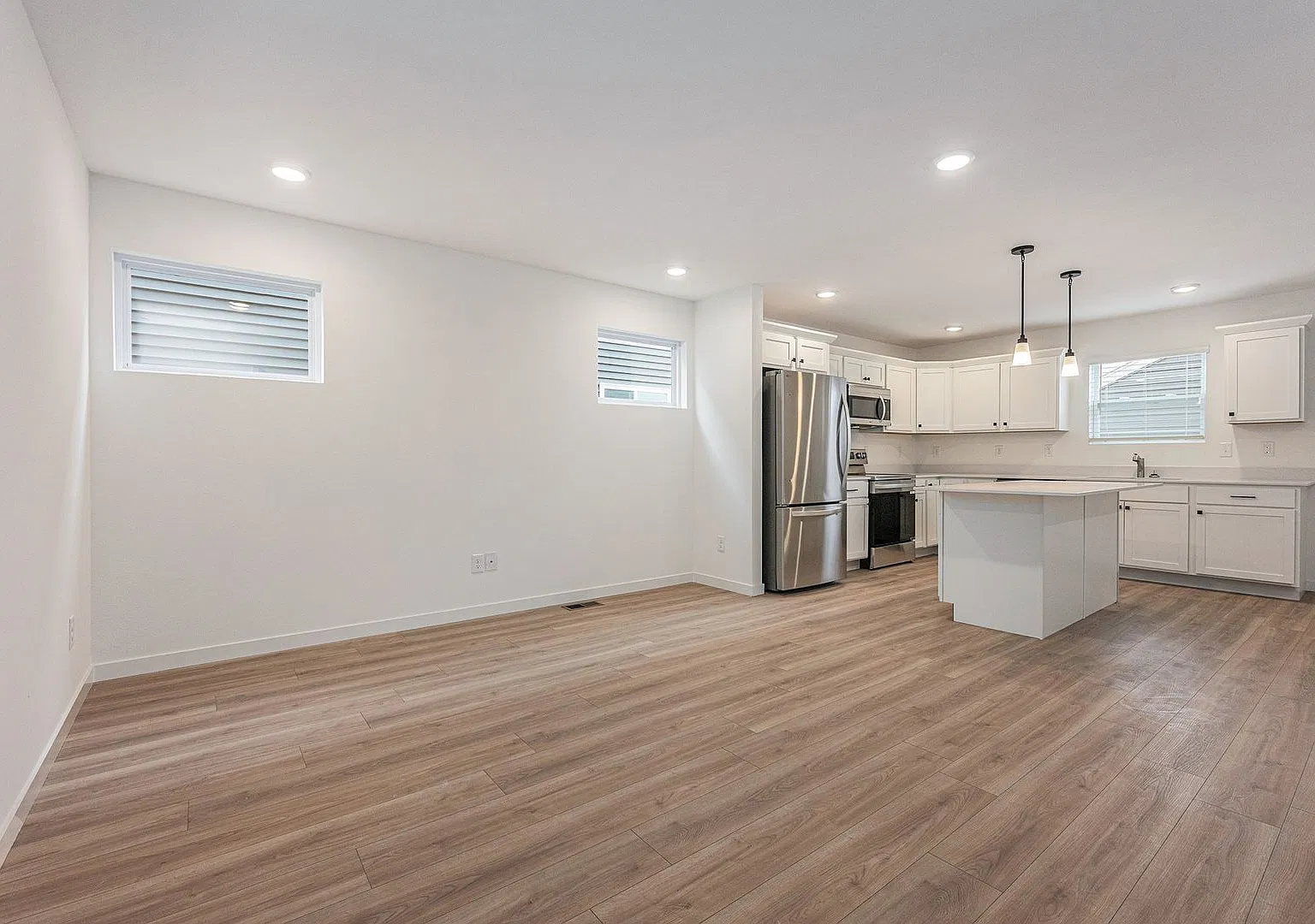 1 Month FREE Rent! Applied to Your First Full Month. Terms & Conditions Apply. — Photo 4