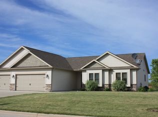 458 Emerald Hills Dr, Fredonia, WI 53021