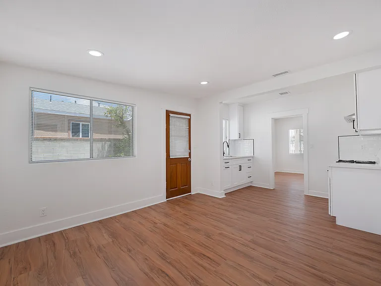 121 S Lotus Ave — Photo 7