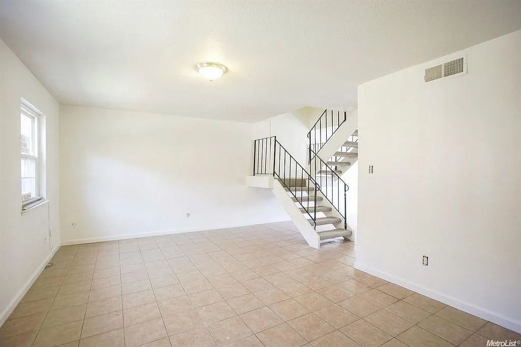 3 bed, 1.5 bath, 1323 sqft, $2,400 — Photo 1