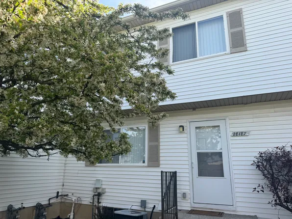 28187 Raleigh Crescent Dr, Chesterfield, MI 48051