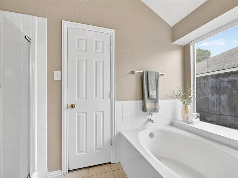 1369 Royal Oaks Dr — Photo 9