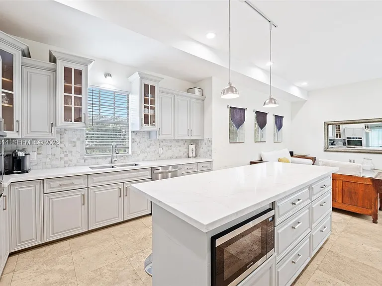2501 Pine Tree Dr — Photo 12