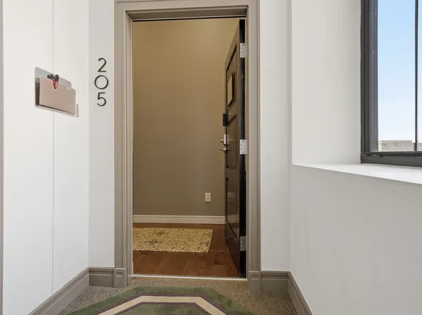 212 N Center St Unit 205, Bloomington, IL 61701