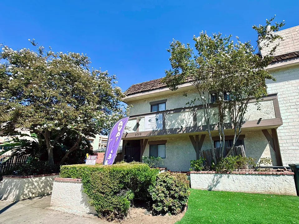 9052 Cedros Ave #105
