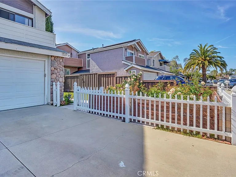 1409 Lakeside Ln — Photo 3