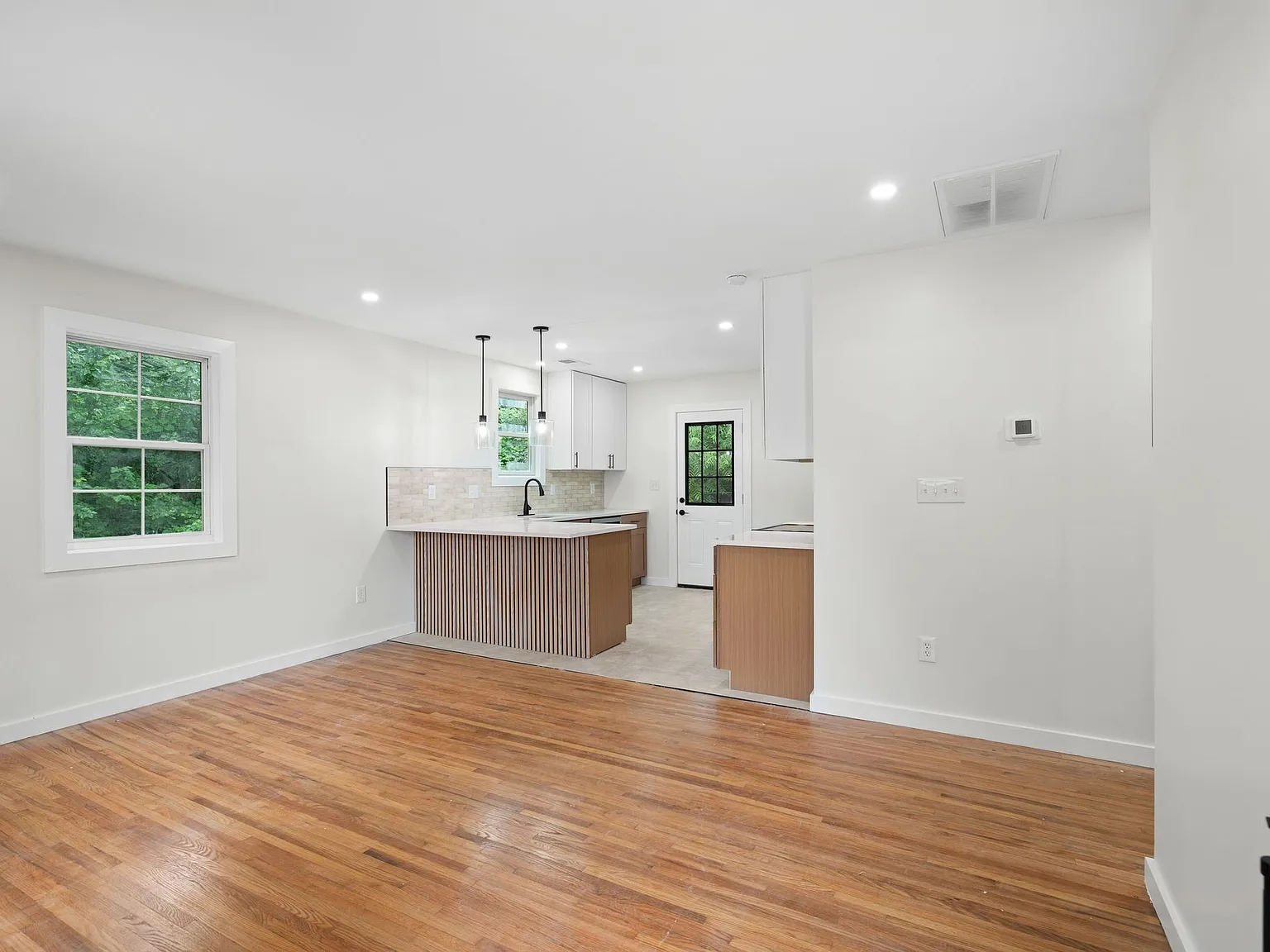 3 bed, 1.0 bath, 828 sqft, $2,200 — Photo 4