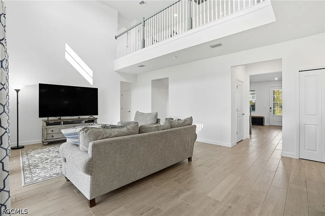 5 bed, 4.5 bath, 3357 sqft, $5,500 — Photo 3
