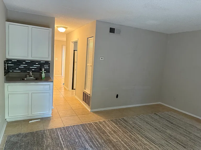 6473 Klinect Ct #D — Photo 10