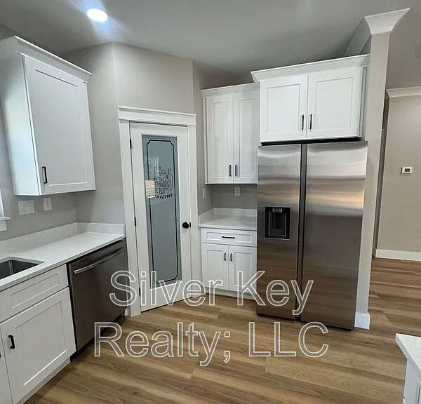 924 Stratford Ave — Photo 11