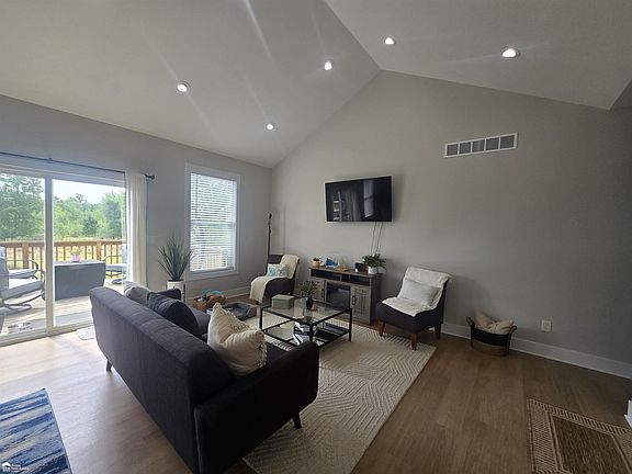 4th image of 615 Pineview Dr