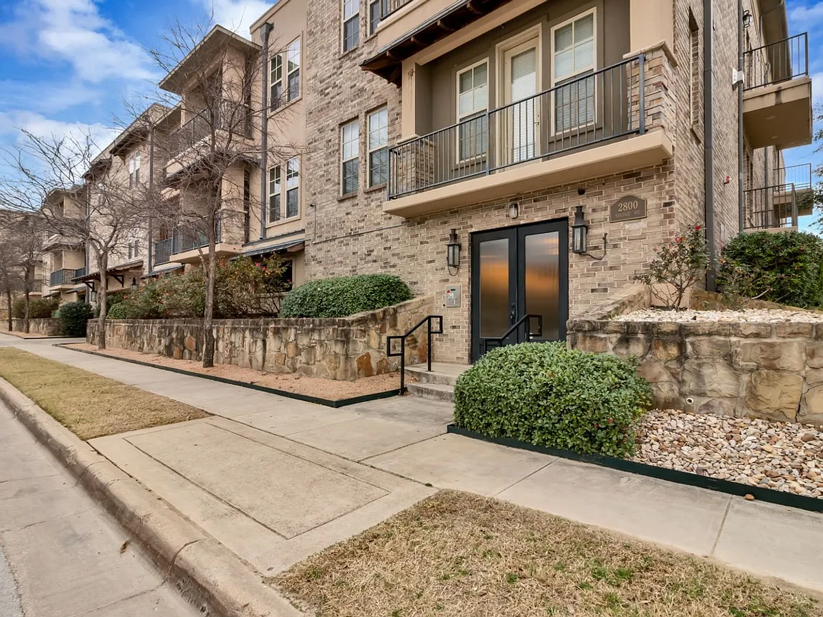 Photo 1 of 36 - 2800 Sandage Ave #206 - Fort Worth, TX Primary Photo - 2800 Sandage Ave #206