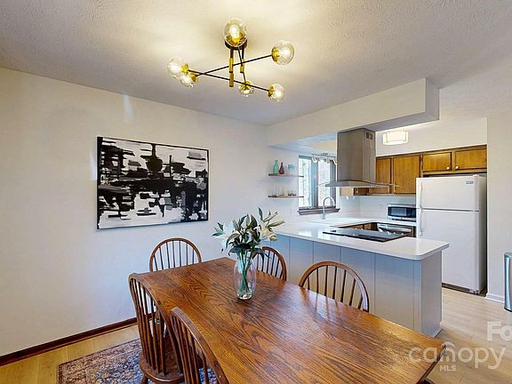 3rd image of 50 Maxine Ln APT 104