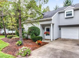 218 S Oval Dr, Chardon, OH 44024