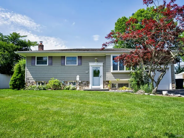 26 Comanche, Commack, NY 11725