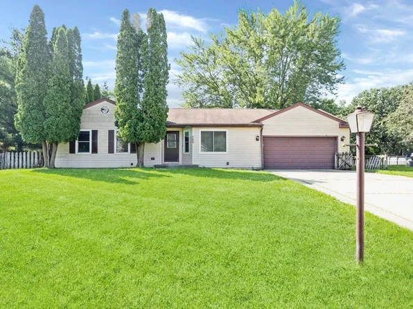 769 Portsmouth Dr, Island Lake, IL 60042