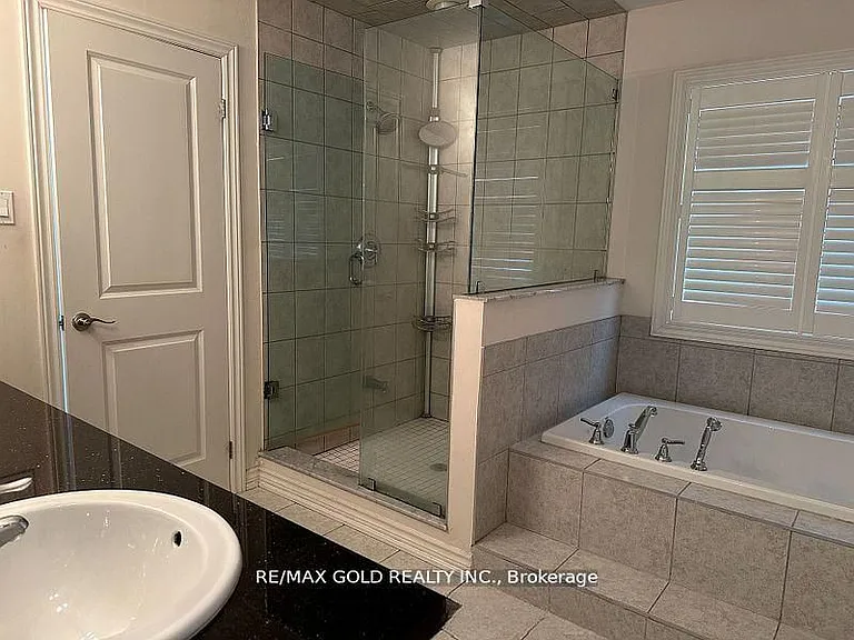 292 Remembrance Rd — Photo 15