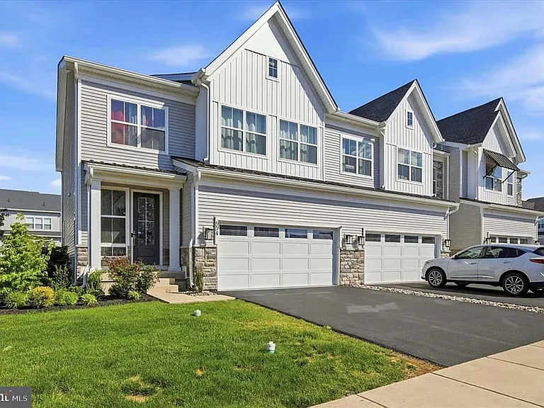 604 McNair Dr — Photo 2