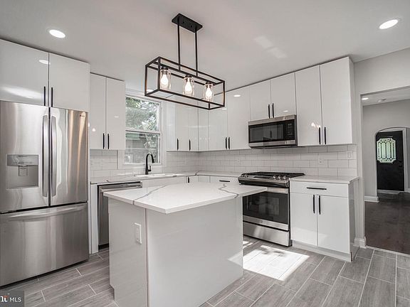 3rd image of 3624 Rosemont Ave