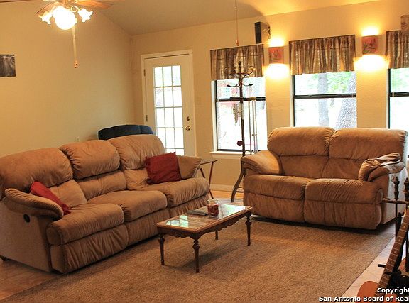 4th image of 115 Encino Dr