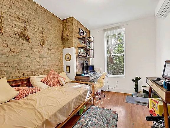 5th image of 336 Cornelia St #2B