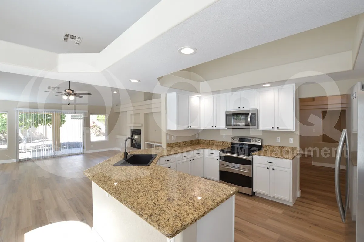 4 bed, 2.0 bath, 2554 sqft, $2,995 — Photo 3