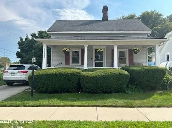 22128 Rosedale St, Saint Clair Shores, MI 48080