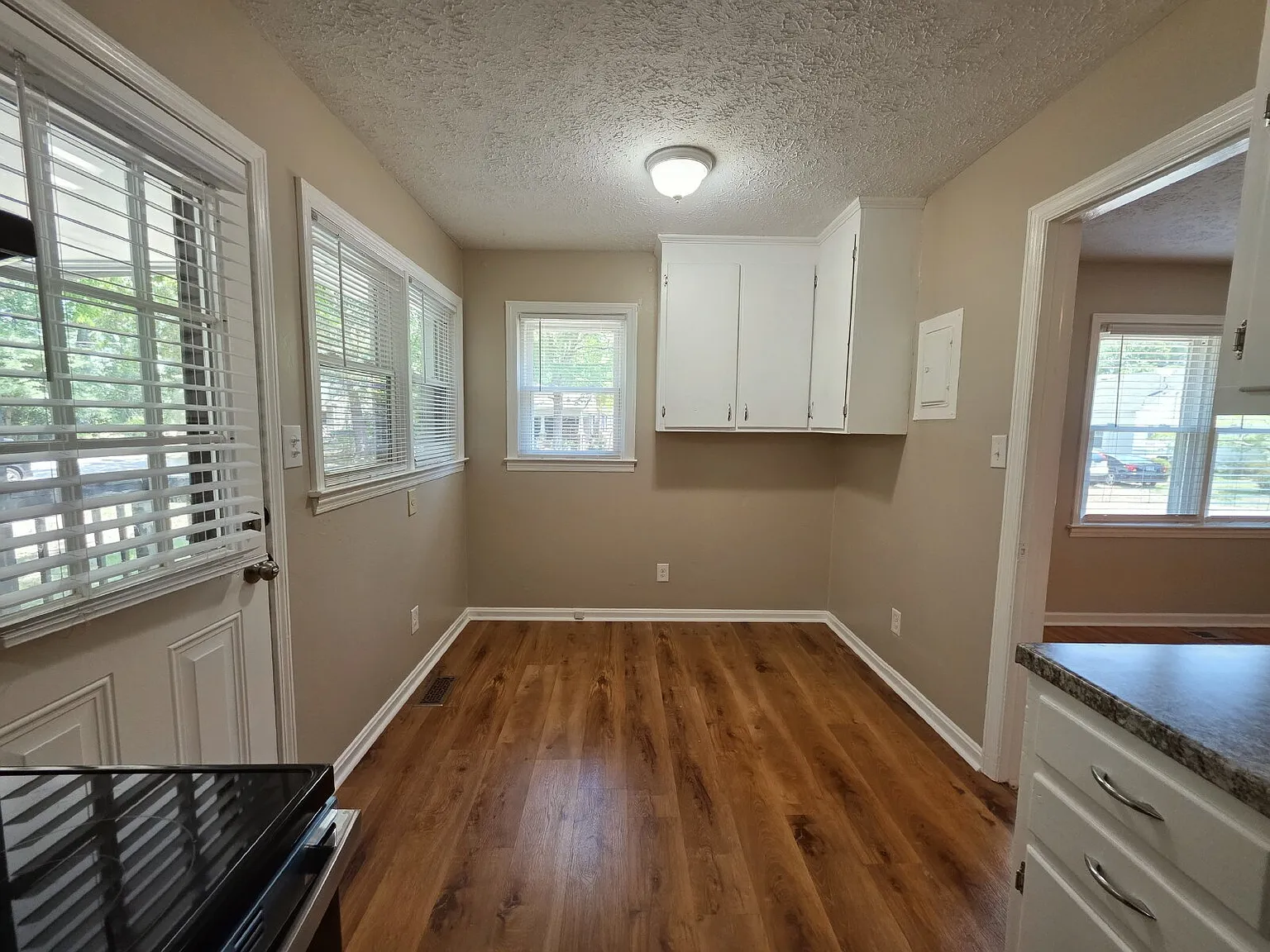 3 bed, 1.0 bath, 1150 sqft, $1,200 — Photo 4