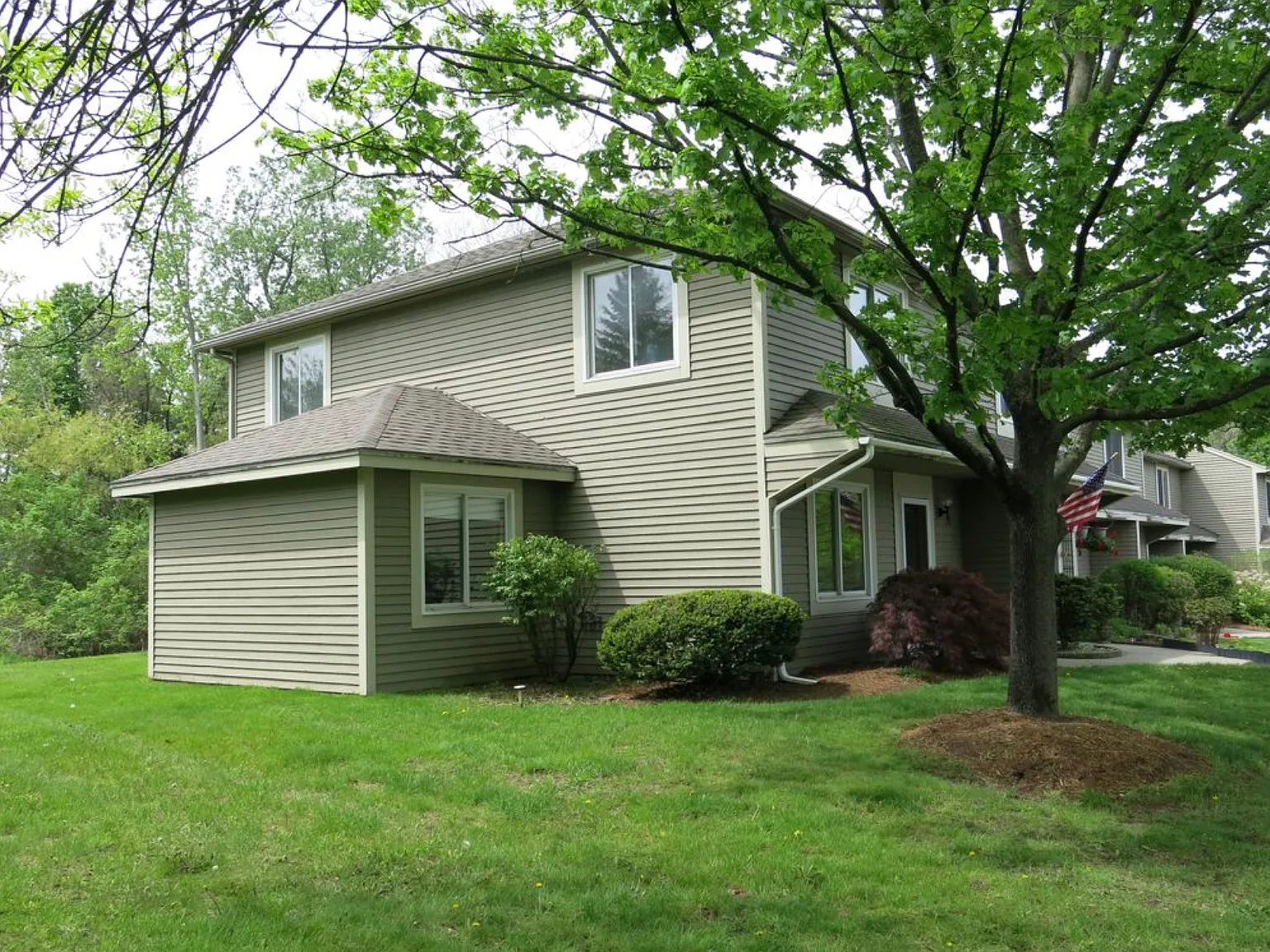 2 bed, 1.5 bath, 1374 sqft, $2,400 — Photo 2