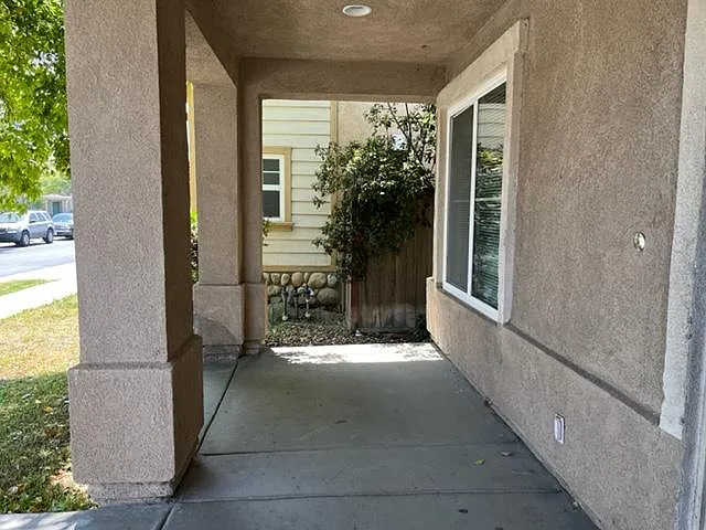 6 bed, 2686 sqft, $3,995 — Photo 2