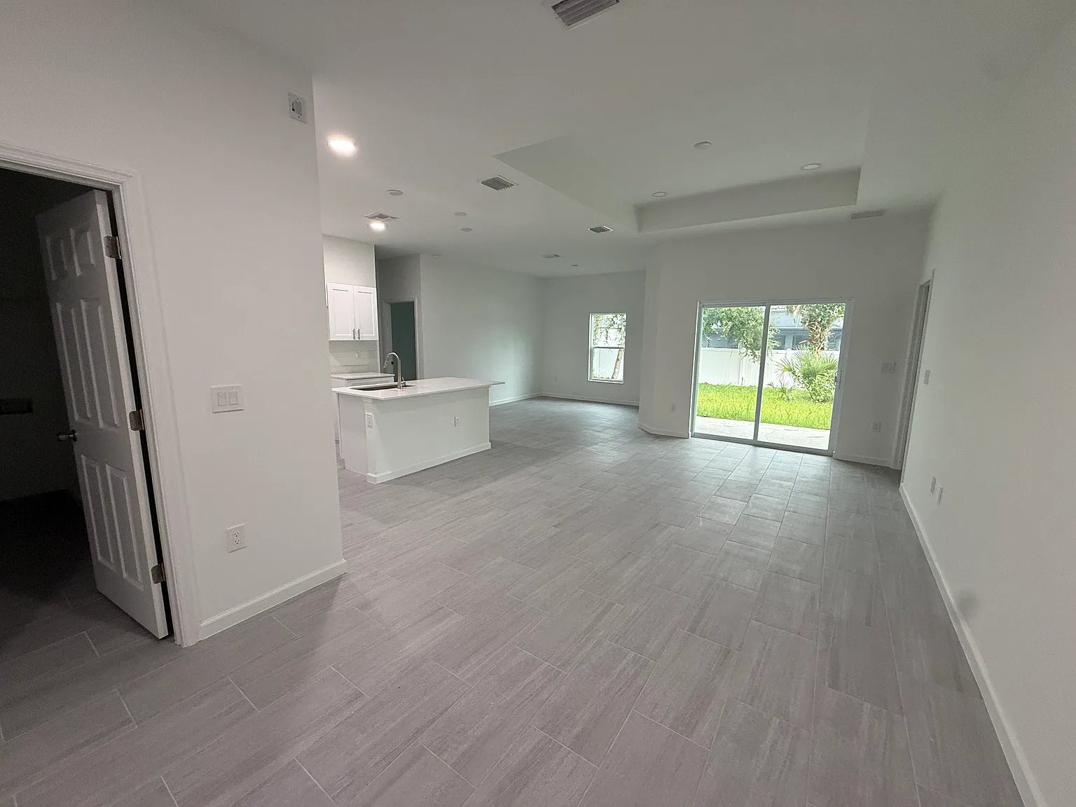 3 bed, 1600 sqft, $2,050 — Photo 3