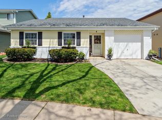 4 Blue Jay Ct, Woodridge, IL 60517