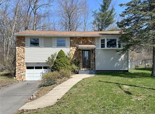 707 Crabapple Dr, Utica, NY 13502