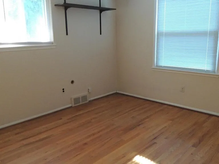 2098 Yorktown Dr — Photo 12