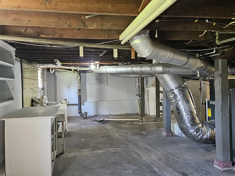 1041 W State St — Photo 25