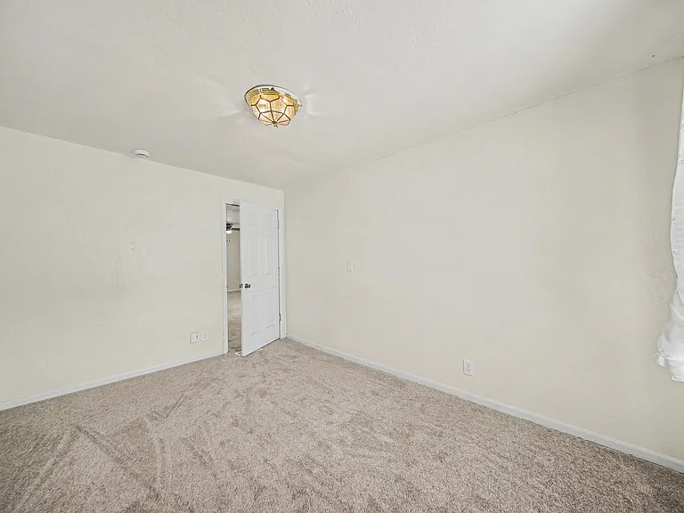 300 E Argyle St — Photo 8