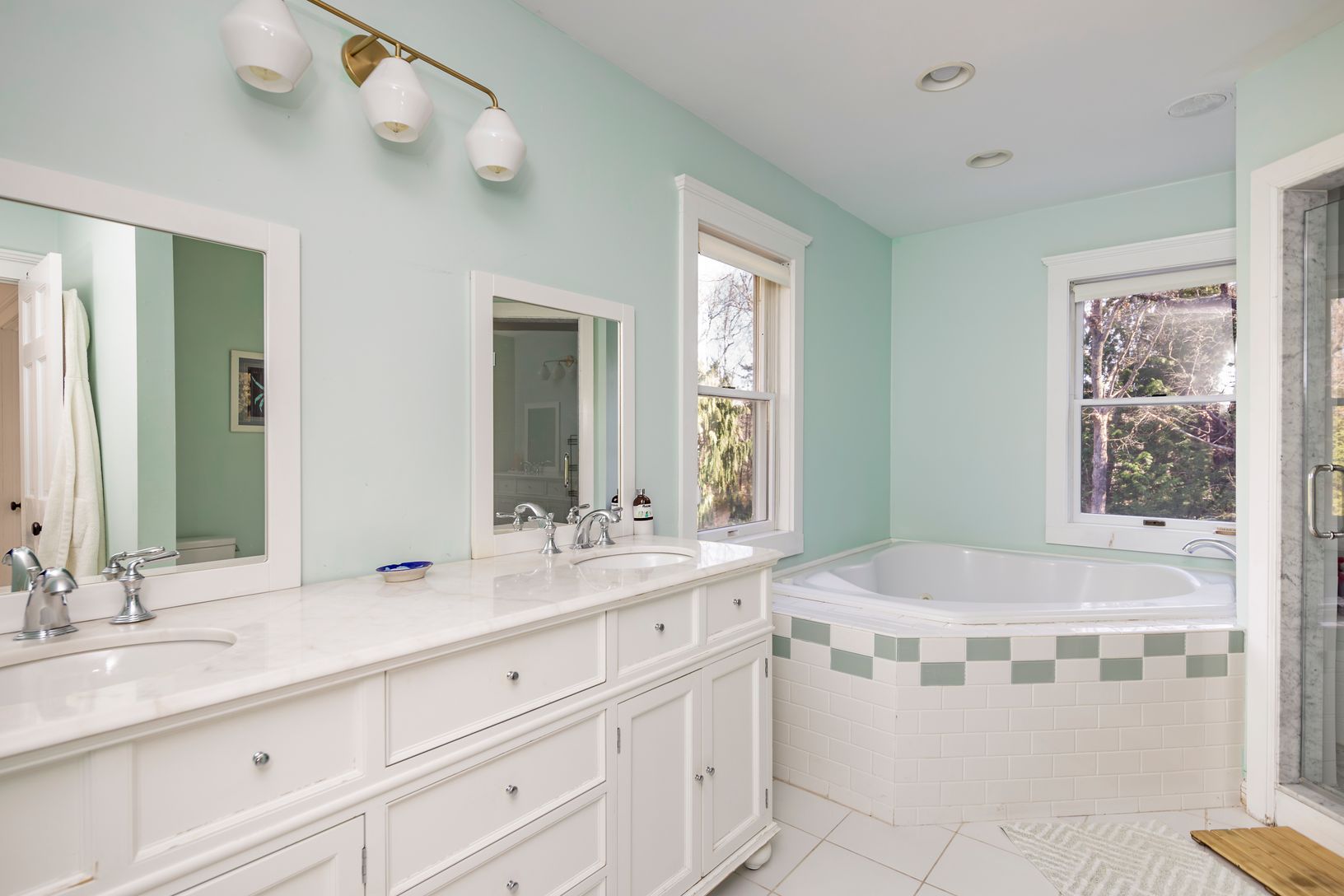  Primary en Suite Bathroom w double headed shower, jacuzzi, bidet