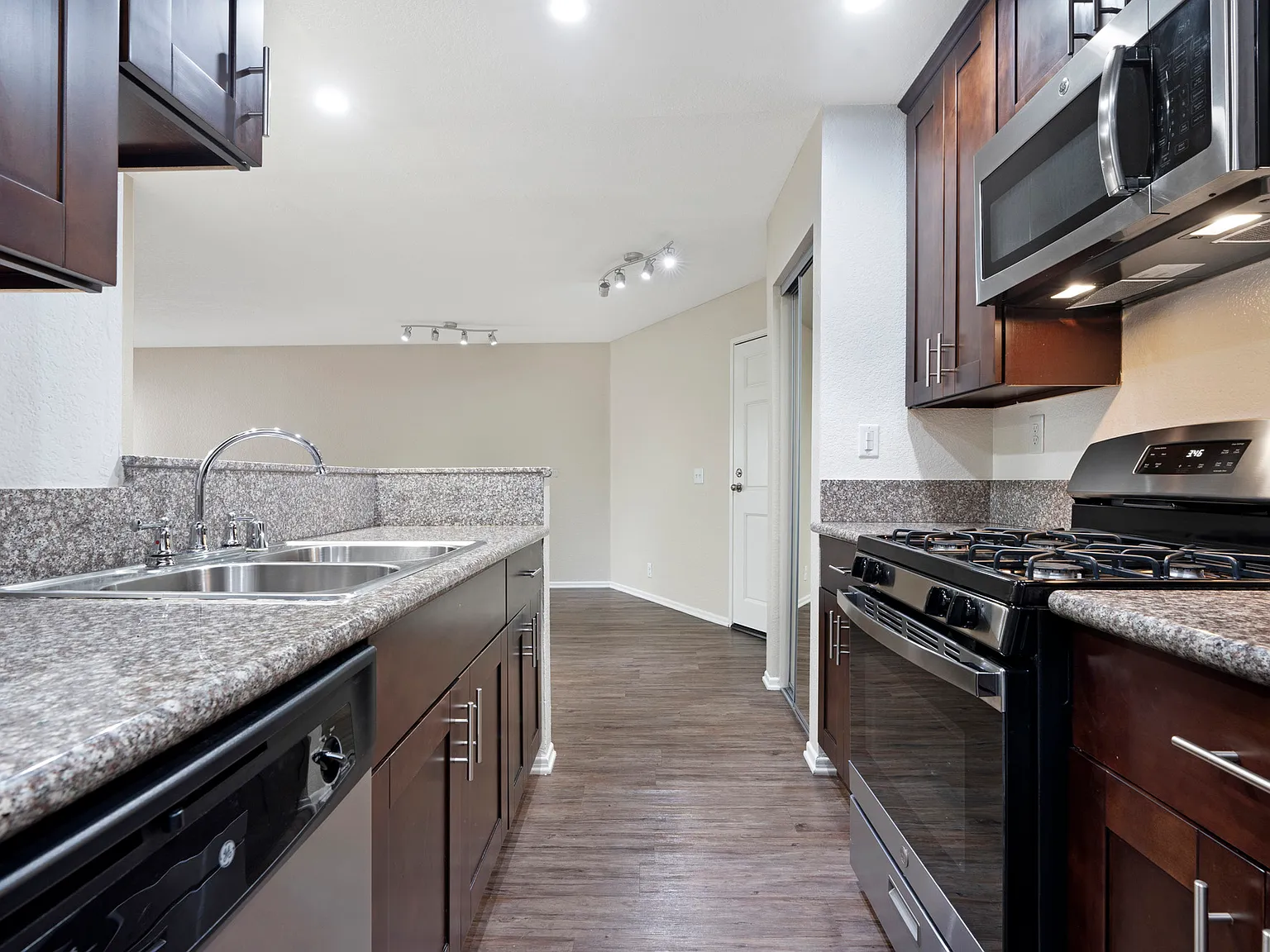 The Jeremy Apts — Photo 4
