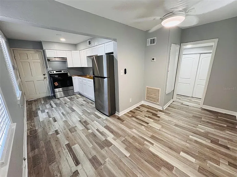 128 W North St — Photo 5
