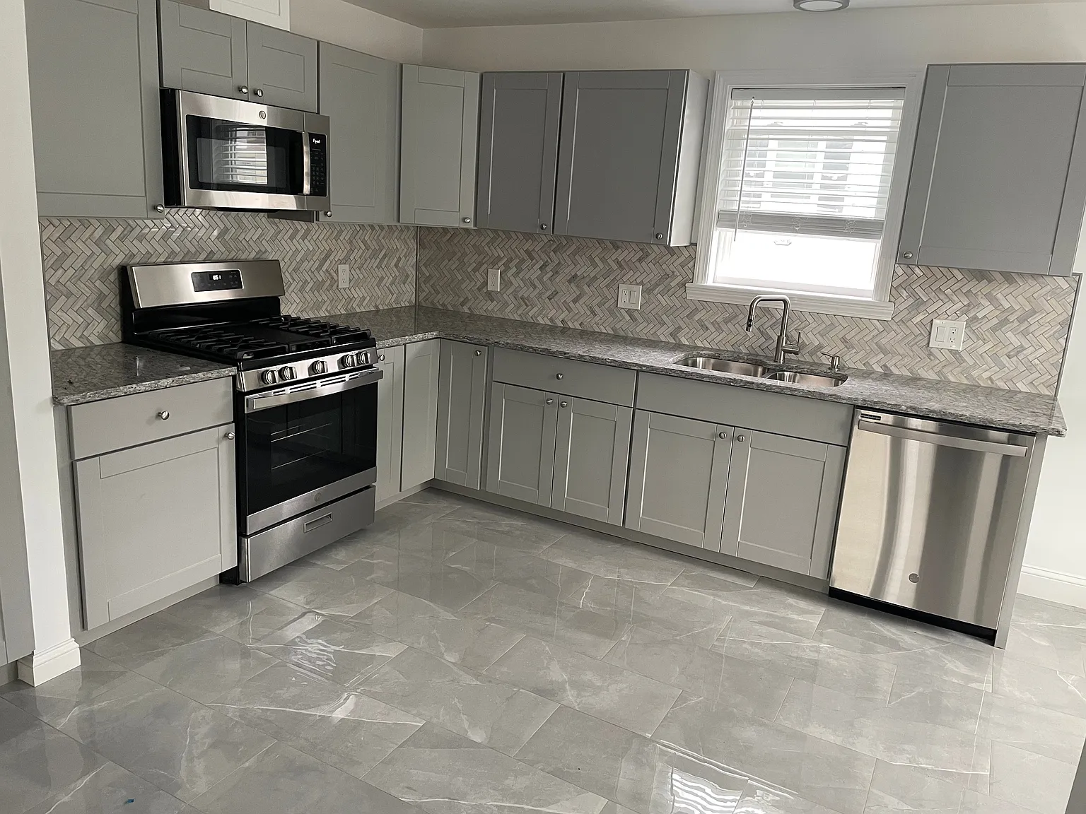 3 bed, 2.0 bath, 1250 sqft, $3,500 — Photo 2