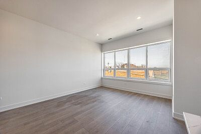 4th image of 2920 W Belmont Ave #2R